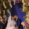 Viviane Araujo e Guilherme Militão se beijam após trocarem alianças em casamento em 3 de setembro de 2021