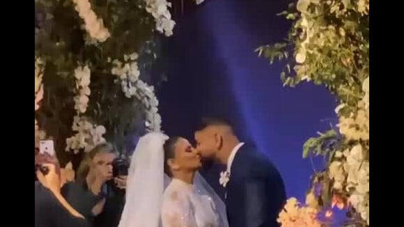 Viviane Araujo e Guilherme Militão se beijam após trocarem alianças em casamento em 3 de setembro de 2021