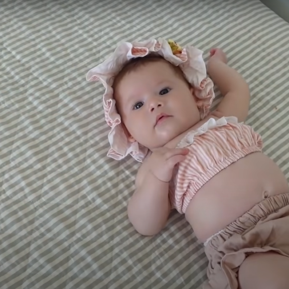 Maria Alice vestiu um biquíni de babados para conhecer a praia