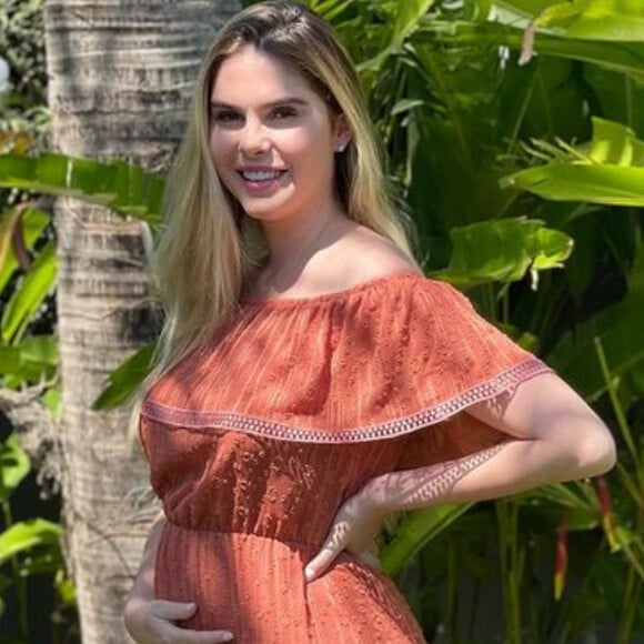 Bárbara Evans mostra barriga de grávida e nega que esteja forçando para abdômen parecer maior