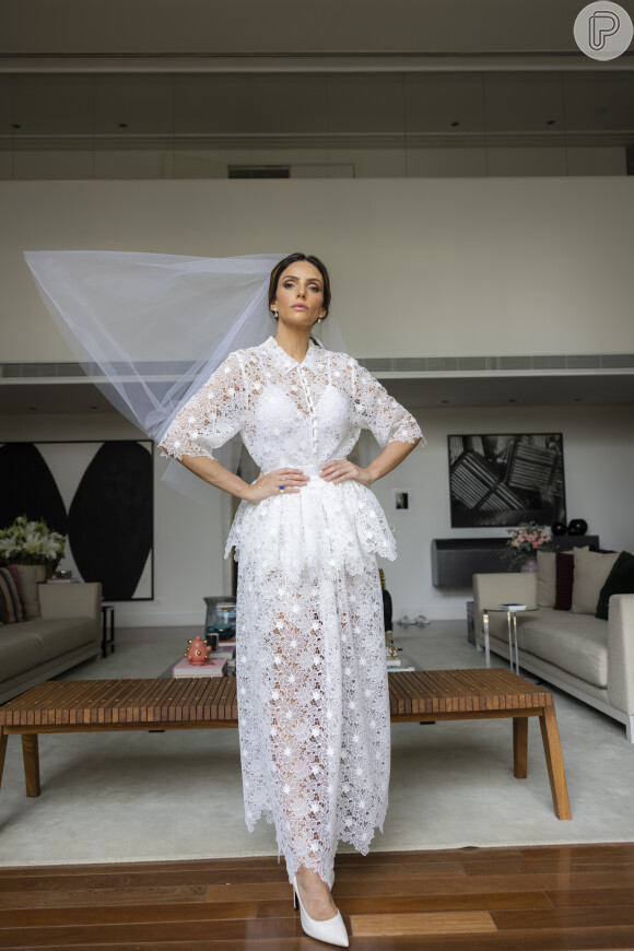 Casamento de Carol Celico com Eduardo Scarpa teve vestido exclusivo midi com rendas feito pela estilista Paula Raia