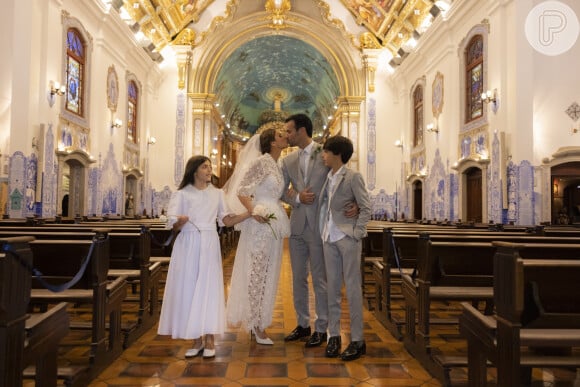 Casamento de Carol Celico e Eduardo Scarpa contou com a presença dos pais dos noivos, padrinhos e filhos da socialite com Kaká: Luca (13) e Isabela (10)