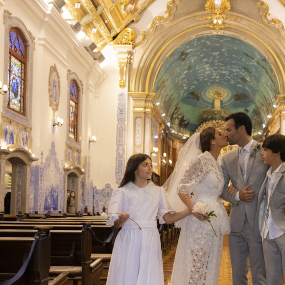 Casamento de Carol Celico e Eduardo Scarpa contou com a presença dos pais dos noivos, padrinhos e filhos da socialite com Kaká: Luca (13) e Isabela (10)