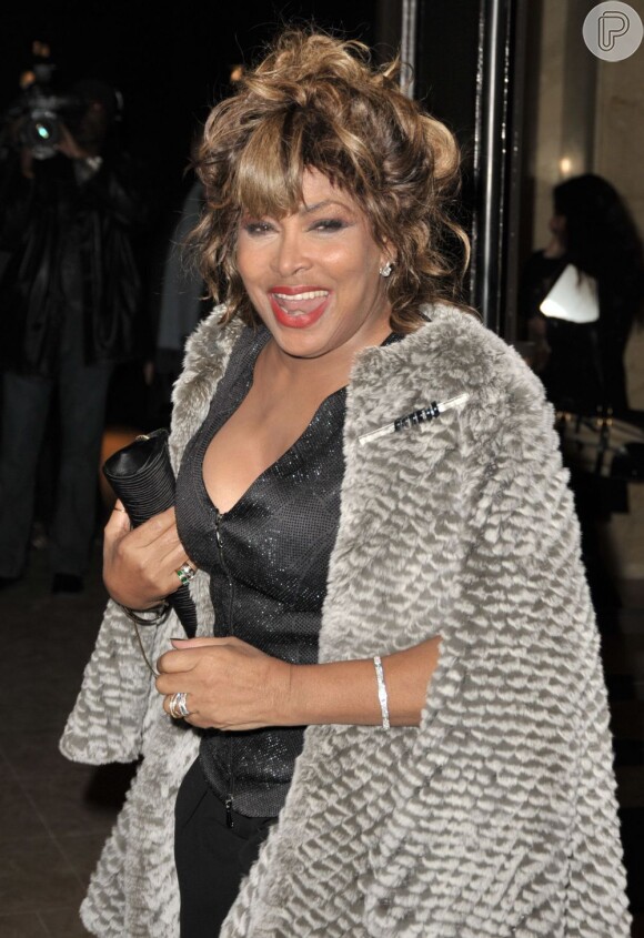 Entre fases de grande sucesso e outras distante dos holofotes, Tina Turner sempre retoma seu reinado. Resta saber se o ensaio também simboliza um retorno aos palcos