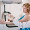 Quando a mulher possui silicone, o aparelho de mamografia é ajustado para fazer uma pressão menor, por isso não rompe as próteses, explica o doutor Luiz Haroldo Pereira