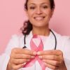 Prevenção contra o câncer de mama: médico tira dúvidas sobre implantes de silicone e mamografia
