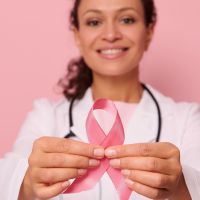 Mamografia e silicone: médico tira dúvidas sobre exame de prevenção contra câncer de mama