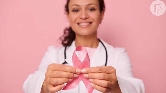 Prevenção contra o câncer de mama: médico tira dúvidas sobre implantes de silicone e mamografia