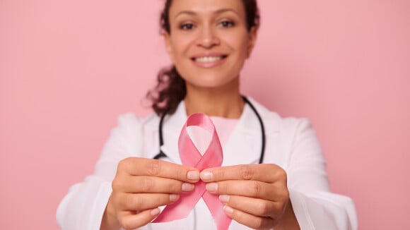 Mamografia e silicone: médico tira dúvidas sobre exame de prevenção contra câncer de mama