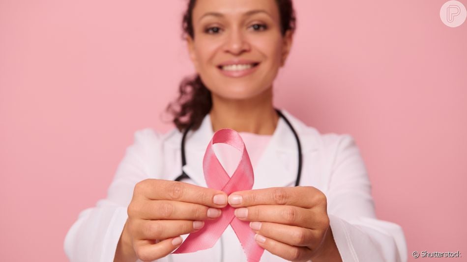 Prevenção contra o câncer de mama: médico tira dúvidas sobre implantes de silicone e mamografia