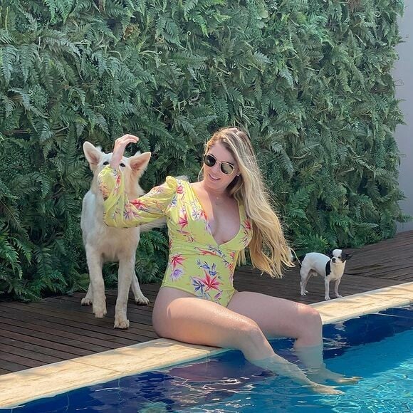 Influencer espera gêmeos e a gravidez é de risco
