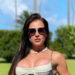 Gabi Martins colocou 330 ml de silicone em um seio e 305 em outro