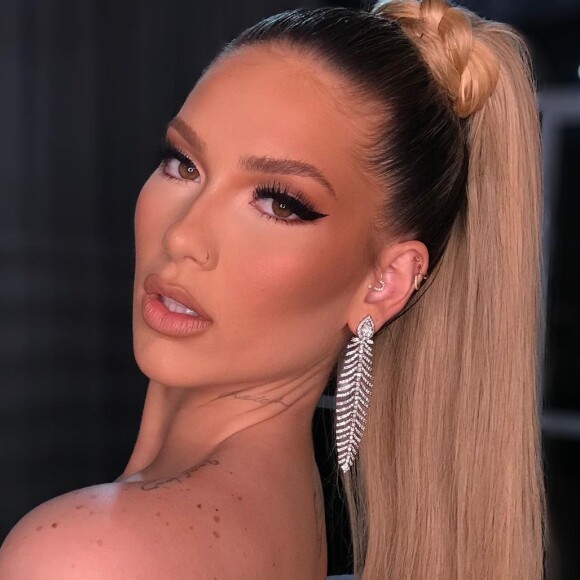 Virgínia se inspira em Anitta para make poderosa e cantora interage com a influencer. Veja!