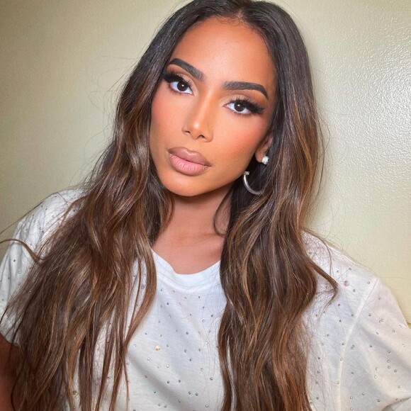 Virgínia se inspira em Anitta para make poderosa e cantora interage com a influencer. Veja!