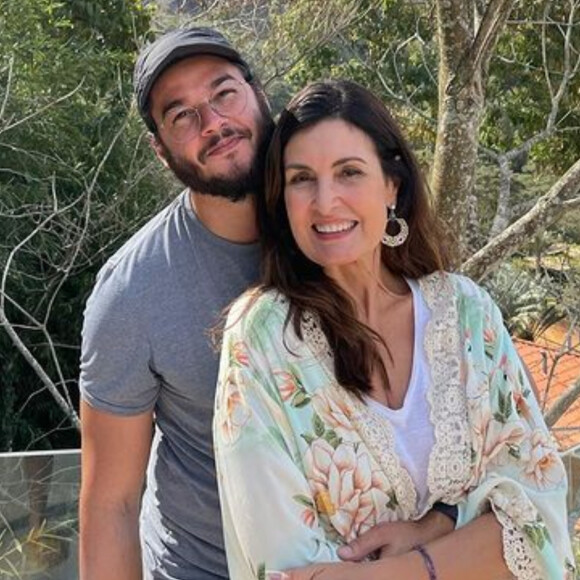 Fátima Bernardes ganha surpresa de Túlio Gadelha ao vivo no 'Encontro'