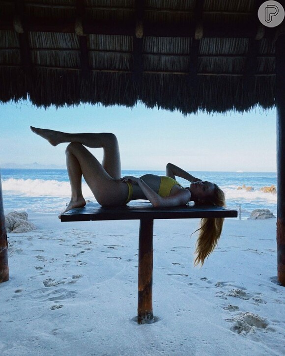 Biquíni de Marina Ruy Barbosa em fotos espontâneas do Instagram é de modelo mais largo e confortável