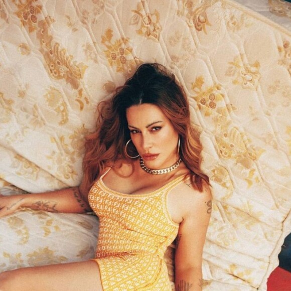 Vestido de Cleo foi combinado com bota branca