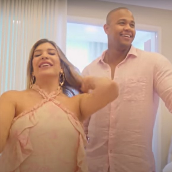 Lorena Improta e Léo Santana revelaram gostar de decoração clássica e clean, apostando em bege e cores básicas para quarto da filha
