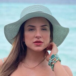Corpo sarado de Gabi Martins chamou atenção em foto de biquíni