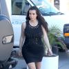 Kim Kardashian sai do carro com vestido super justo