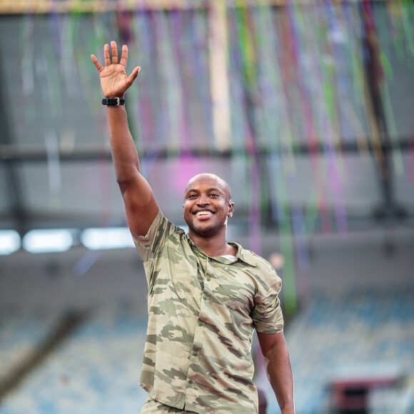 Web apontou romance entre Thiaguinho e Carol Peixinho após fã postar fotos com os dois, separadamente, mas no mesmo local