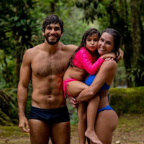 Deborah Secco costuma fazer passeios com a filha, Maria Flor, e Hugo Moura