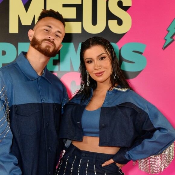 Bianca Andrade e Fred posaram no tradicional Tapete Laranja do Meus Prêmios Nick