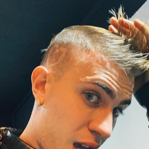 Leo Picon não filmou a irmã na festa em Paris, mas estava com ela pouco antes, na hora de assistir ao jogo de Neymar