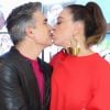 Claudia Raia beijou o marido, Jarbas Homem de Mello, após estrear musical em SP em 1º de outubro de 2021