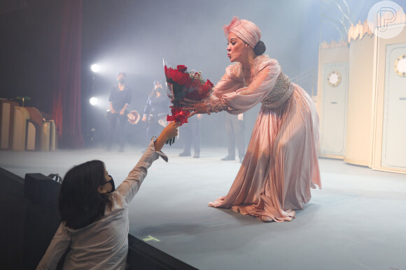 Claudia Raia ganhou presente de fã após o musical