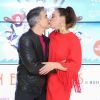 Claudia Raia e o marido, Jarbas Homem de Mello, se beijaram após estrelarem musical em SP