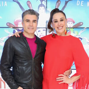 Claudia Raia beijou o marido, Jarbas Homem de Mello, estrelam 'Conserto Para Dois, o Musical', em cartaz até 31 de outubro de 2021