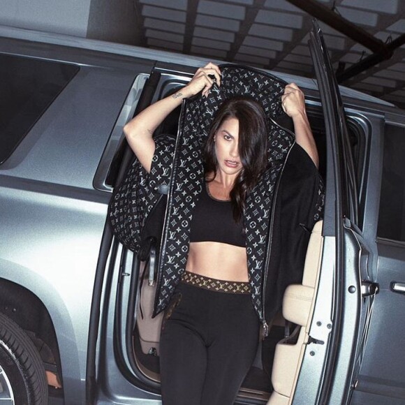 Andressa Suita aposta em look grifado e exibe barriga