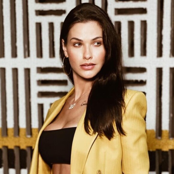 Andressa Suita deixa barriga de fora e aposta em bolsa de grife em look, em 2 de outubro de 2021