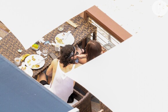Fiuk e a namorada, Thaisa Carvalho, tomaram café da manhã em hotel do Rio de Janeiro