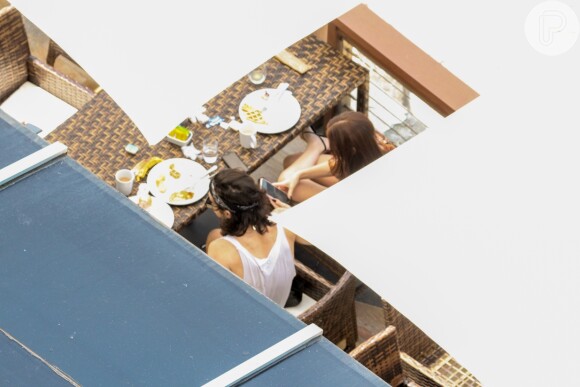 Fiuk e a namorada, Thaisa Carvalho, foram fotografados tomando café da manhã em hotel