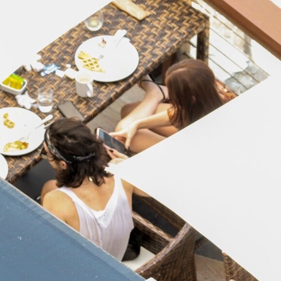 Fiuk e a namorada, Thaisa Carvalho, foram fotografados tomando café da manhã em hotel