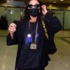 Sabrina Sato posou com acessórios grifados em aerolook após Paris Fashion Week