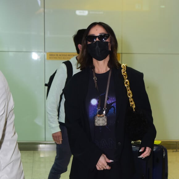 Bolsa e porta-fone de grife roubam a cena em look de Sabrina Sato