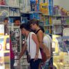 Grazi Massafera faz compras com a amiga Anna Lima em farmácia no Rio