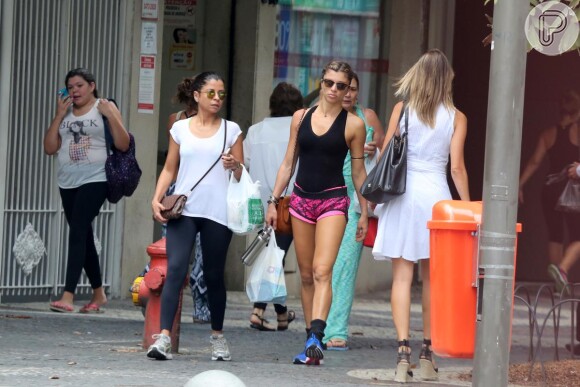 Grazi Massafera faz compras com a amiga Anna Lima no Rio