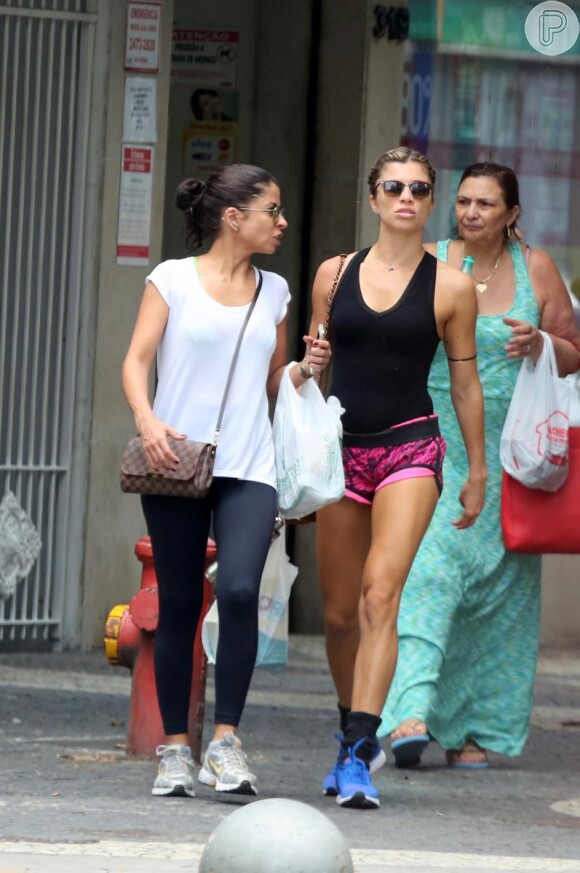 Grazi Massafera faz compras com a amiga Anna Lima no Rio