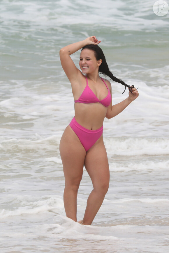 Larissa Manoela está morando no Rio de Janeiro por contrato com a Globo e aproveita dias na praia