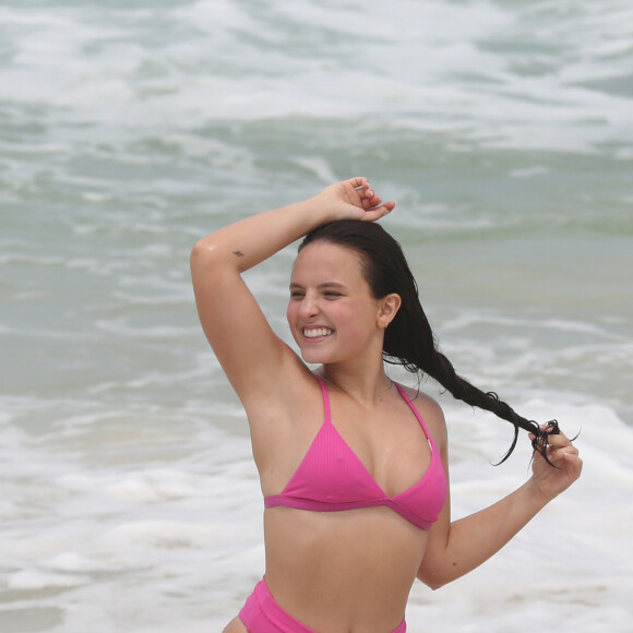 Larissa Manoela está morando no Rio de Janeiro por contrato com a Globo e aproveita dias na praia