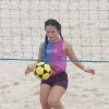 Larissa Manoela gosta de praticar esportes na praia com amigos, agora que mora no Rio de Janeiro