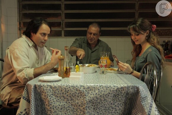 Sandy contracena com Marat Descartes e Antônio Fagundes no filme 'Quando eu era vivo'. Foto foi divulgada em 11 de março de 2013