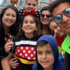Valenthina Rodarte e os pais com amigos na Disney