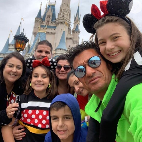 Valenthina Rodarte e os pais com amigos na Disney