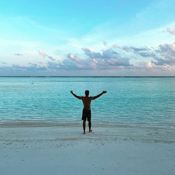 Cauã Reymond está aproveitando as ondas das Maldivas e exibiu preparo de sua nova prancha antes de surfar no local