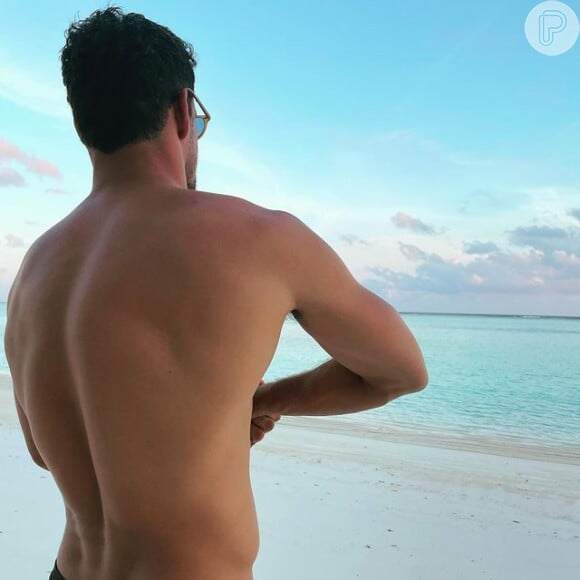 Cauã Reymond agitou web em fotos de sunga na praia das Maldivas: 'Briga de belezas naturais'